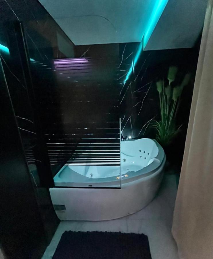 Airport Apart Exklusiv Apartment Mit Eigenem Whirpool 2,5 Km Vom Flughafen Nuernberg ภายนอก รูปภาพ